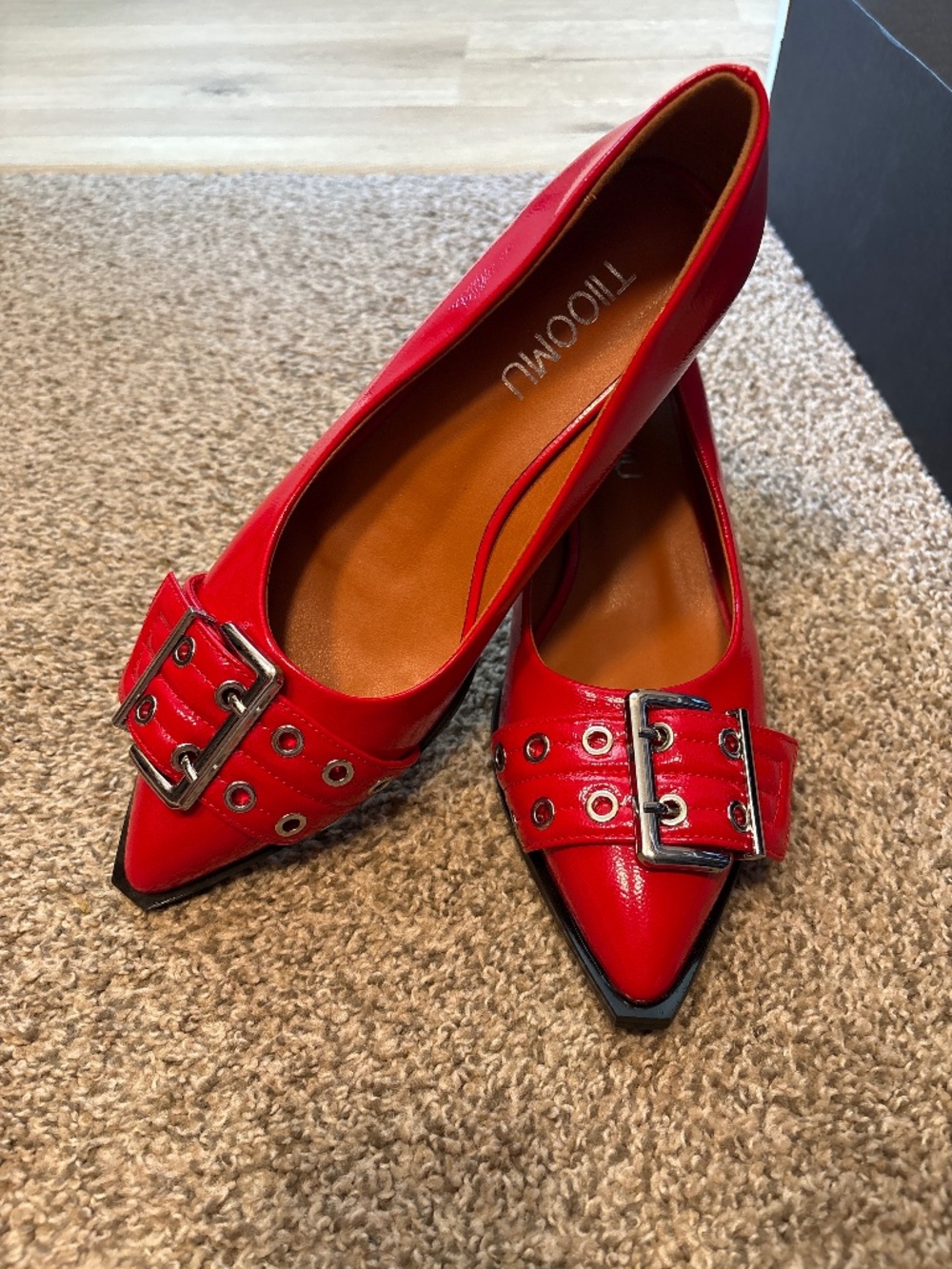 Women’s TIIOOMU red silver buckle shoes